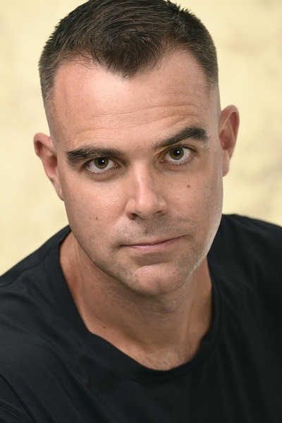 Professional headshot photographers in Honolulu for business, actors, entrepreneurs, doctors, lawyers, realtors, and entertainers on Oahu. Contact Hawaii Headshot Photos.