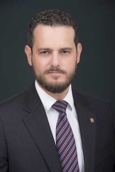 Business headshots for professionals on Oahu by Hawaii Headshot Photos based in Honolulu.