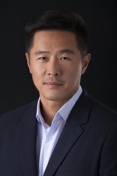 Professional headshot photographers in Honolulu for business, actors, entrepreneurs, doctors, lawyers, realtors, and entertainers on Oahu. Contact Hawaii Headshot Photos.