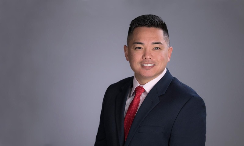 headshot-banner-photo-man-on-grey-right