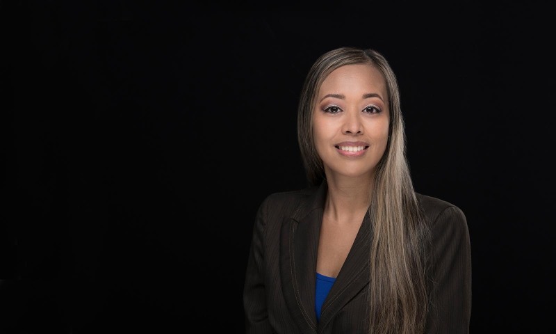 headshot-banner-photo-woman-on-black