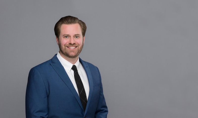 web-clean-headshot-banner-man-on-grey