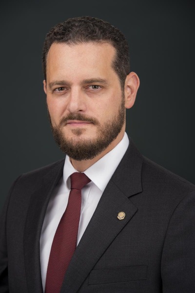 Business headshots for professionals in Honolulu by Hawaii Headshot Photos. Specializing in head shots for lawyers, doctors, realtors, actors, corporate executives, small businesses in HI.